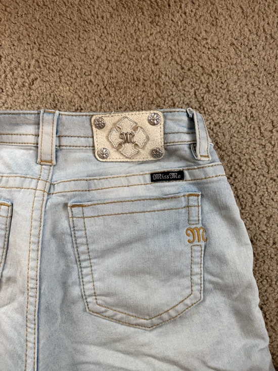 Miss Me Light and Wash Distressed Denim Shorts - Mid rise mid short - Size 29/32 - Picture 4 of 9